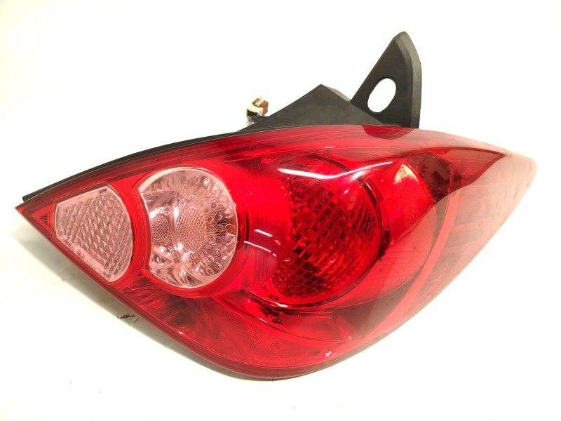 PILOTO TRASERO DERECHO 26550EM00A 