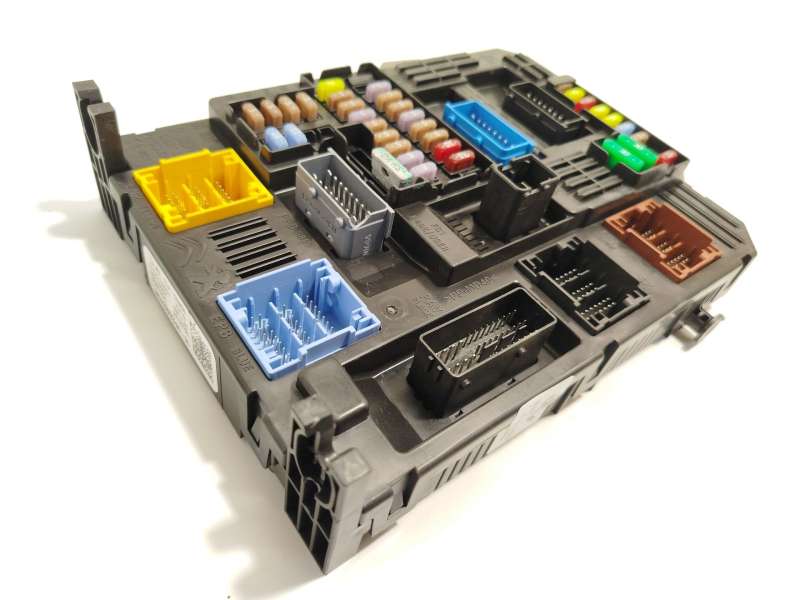 Recambio de caja reles / fusibles para citroën c4 iii (ba_, bb_, bc_) 1.2 puretech 130 (bahnsa, bahnsb) referencia OEM IAM 98328 - Rojo