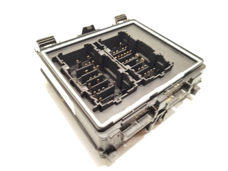 CAJA RELES / FUSIBLES R2XT14D068EAB 