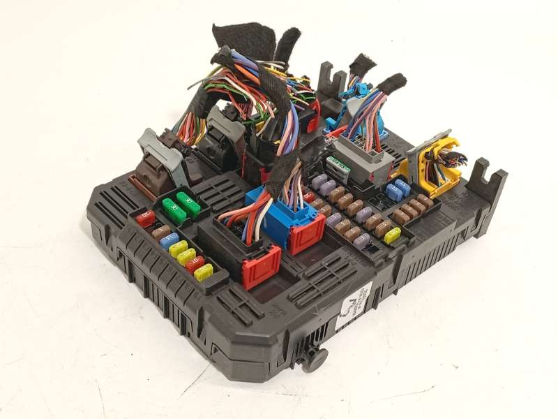 Recambio de caja reles / fusibles para peugeot 3008 ii suv (mc_, mr_, mj_, m4_) hybrid referencia OEM IAM 9830813080 1640712480