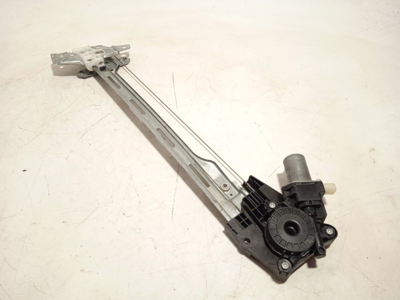 ELEVALUNAS DELANTERO DERECHO 8340154P02 