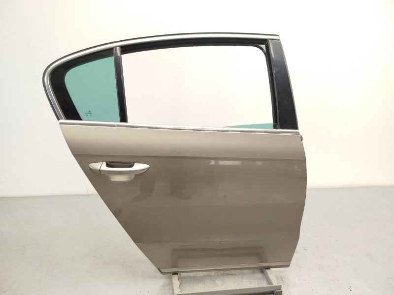 PUERTA TRASERA DERECHA 3AE833056 