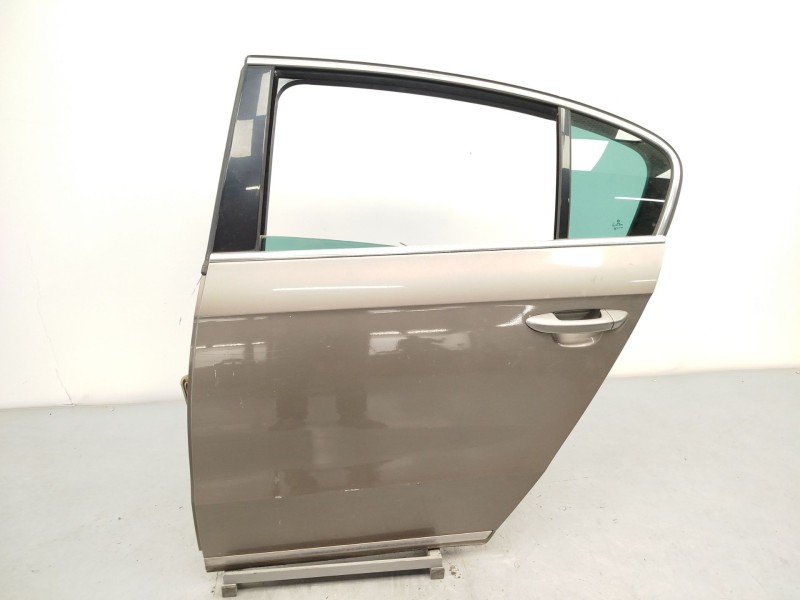 PUERTA TRASERA IZQUIERDA 3AE833055 