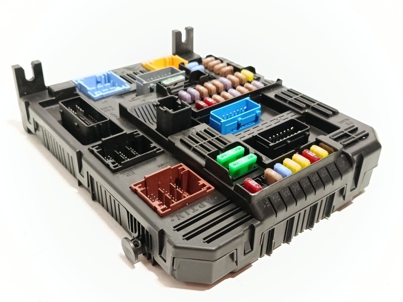 CAJA RELES / FUSIBLES 9832880680 1681050780 28719719