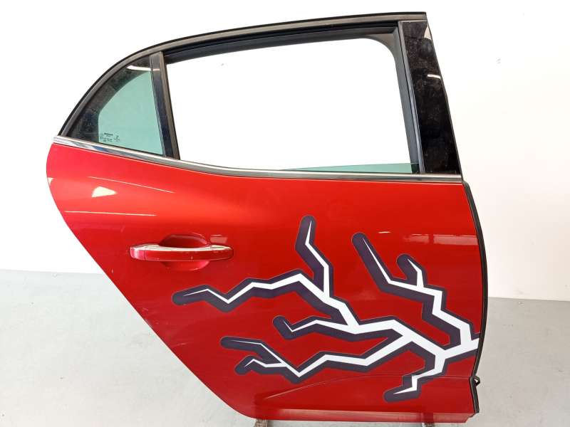 Recambio de puerta trasera derecha para renault megane iv hatchback (b9a/m/n_) 1.5 blue dci 115 (b9a6) referencia OEM IAM 821001 - Rojo