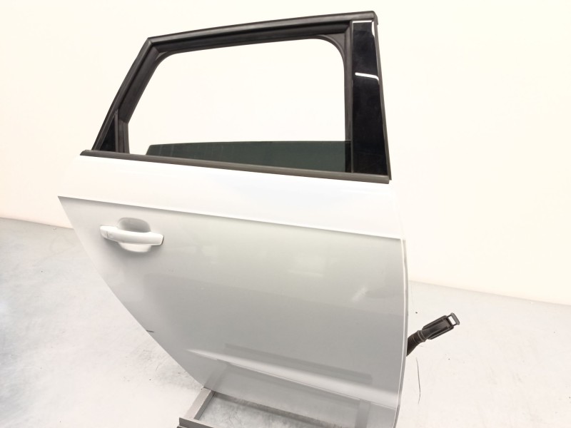PUERTA TRASERA DERECHA 8V4833052B 