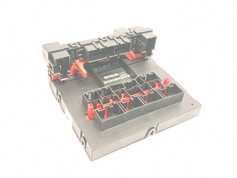 CAJA RELES / FUSIBLES 3C0937049E F005V00526