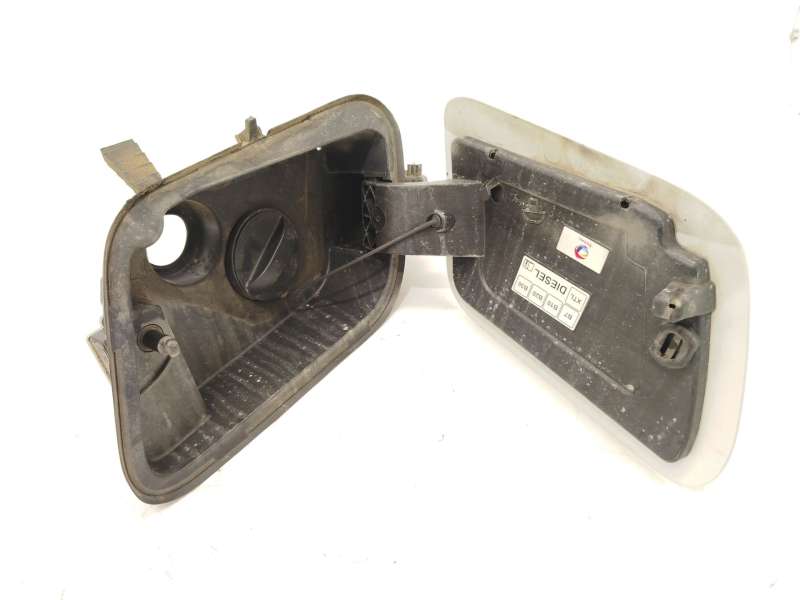 Recambio de tapa exterior combustible para peugeot 2008 ii (ud_, us_, uy_, uj_, ur_, uc_) 1.5 bluehdi 130 referencia OEM IAM 983 - Blanco 2