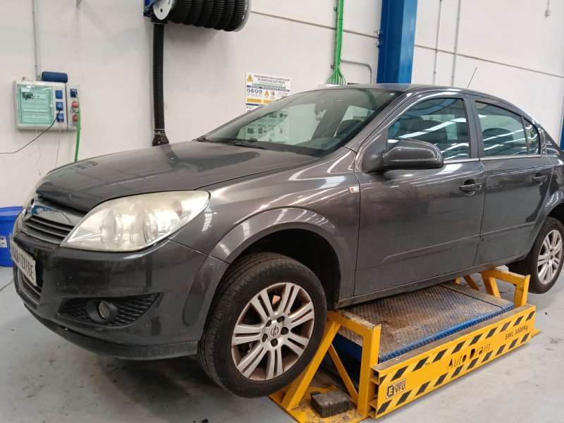OPEL ASTRA H SEDÁN (A04)