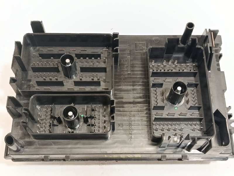 Recambio de caja reles / fusibles para opel astra j sports tourer (p10) 1.7 cdti (35) referencia OEM IAM 13343765 - Blanco 4