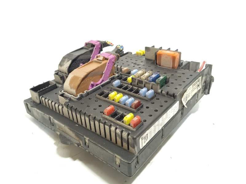 CAJA RELES / FUSIBLES 30786646 28080156